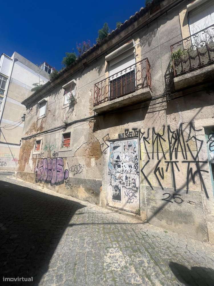 Predio com 5 frações junto ao Rio Tejo, para Reabilitar-15