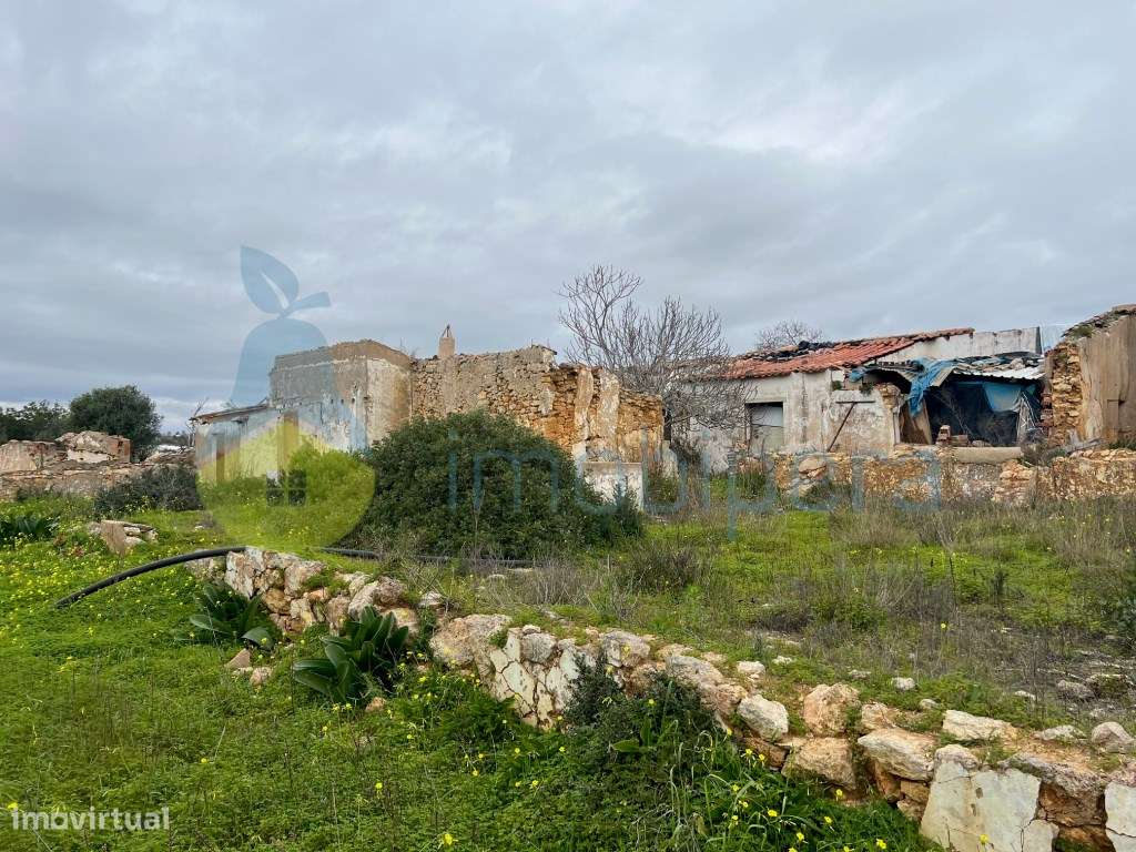 MORADIA POR RECUPERAR COM LOTE DE TERRENO NA QUINTA DO ROGEL EM ALC... - Grande imagem: 4/29