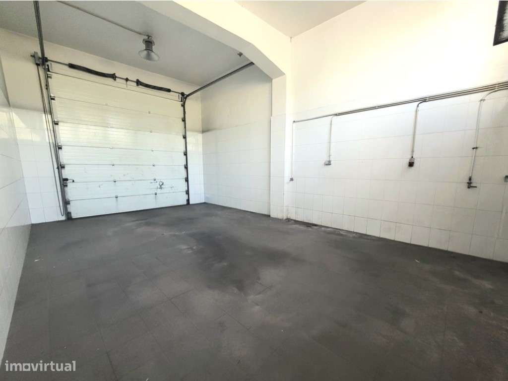 Armazém amplo junto ao metro do Senhor Roubado-5