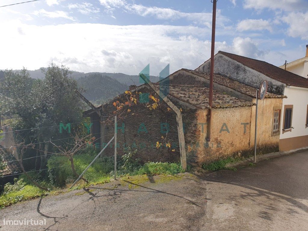 Quinta com casa para recuperar e terreno em Miranda do Corvo