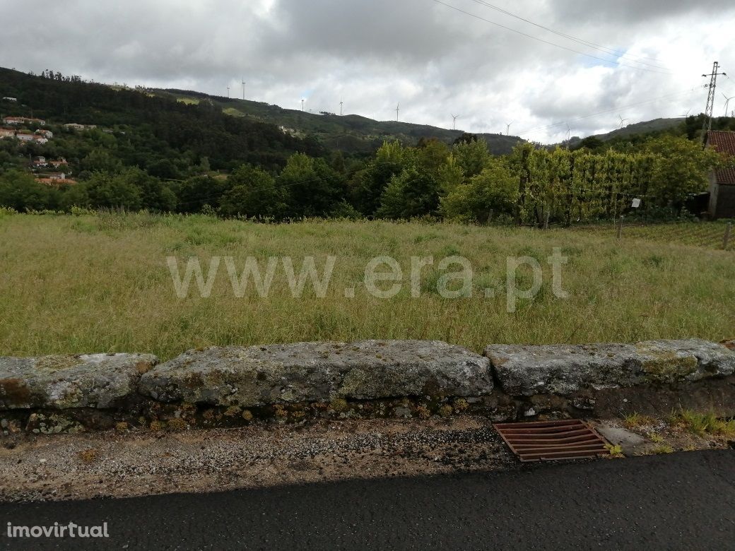 Terreno de construção com 715 m2 em Moreira do Rei