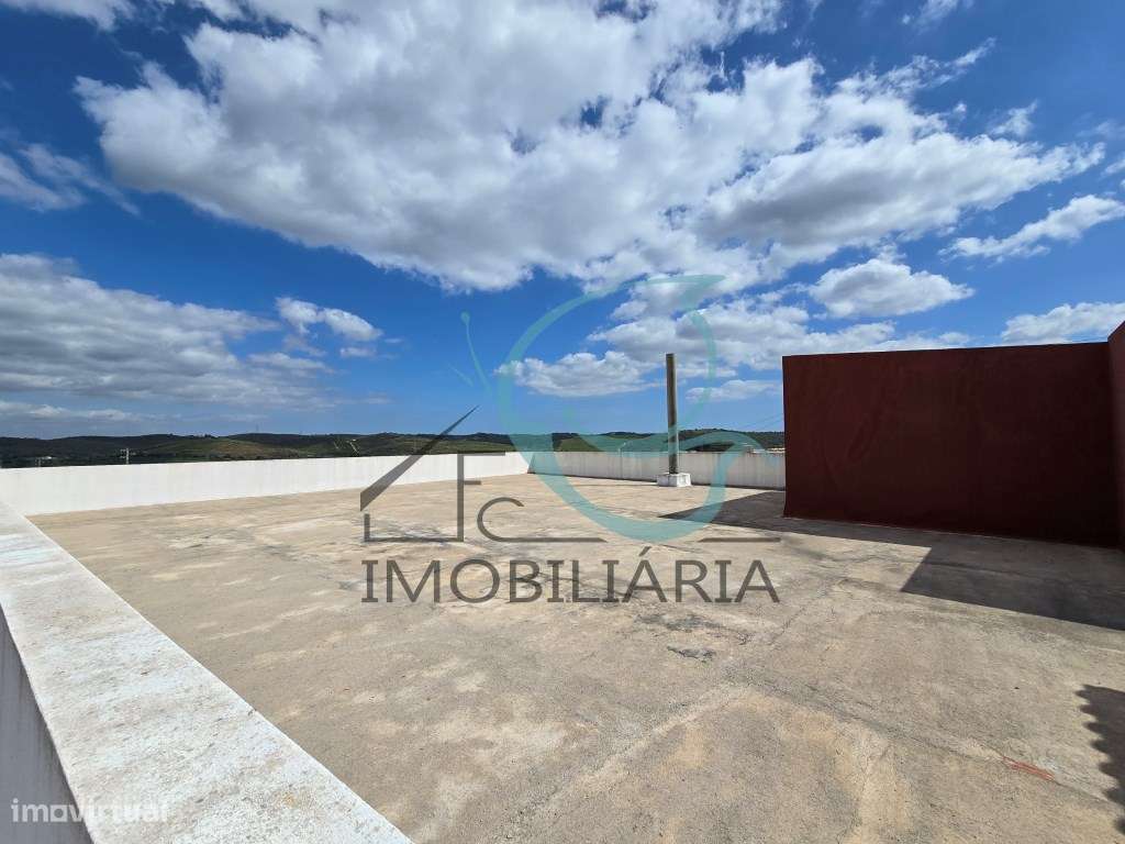 EXCLUSIVO - Excelente moradia de 2 pisos, com licença AL-45