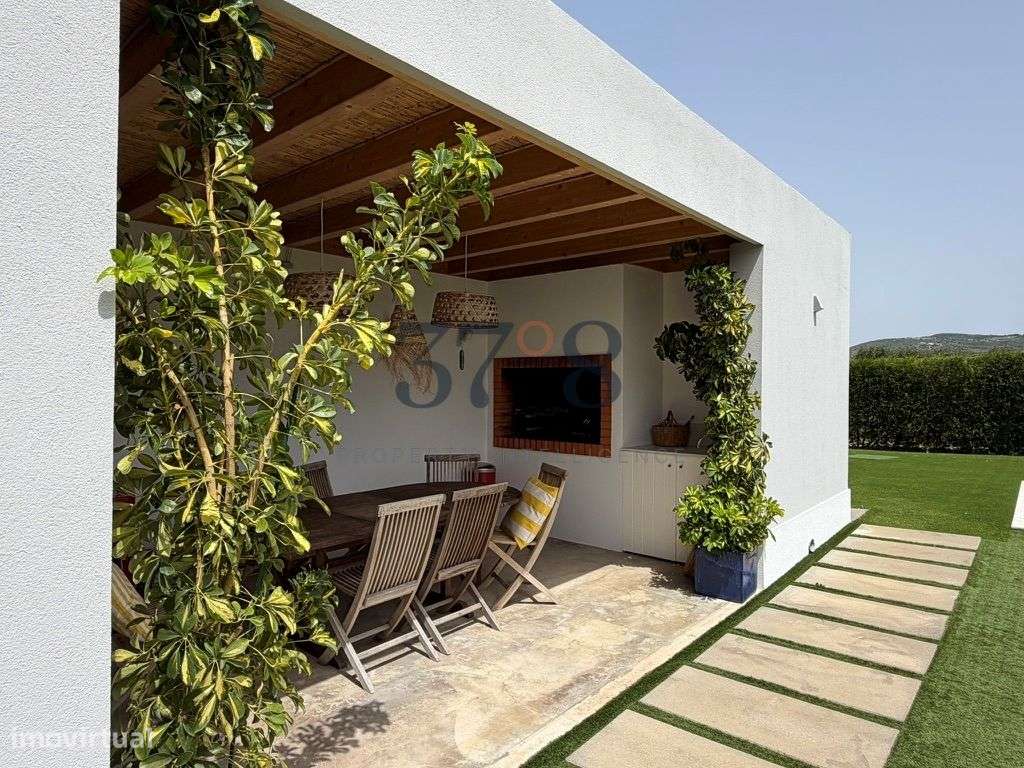 Uma vivenda de 4 quartos com piscina, num terreno de 2 hectares a 10 m-39