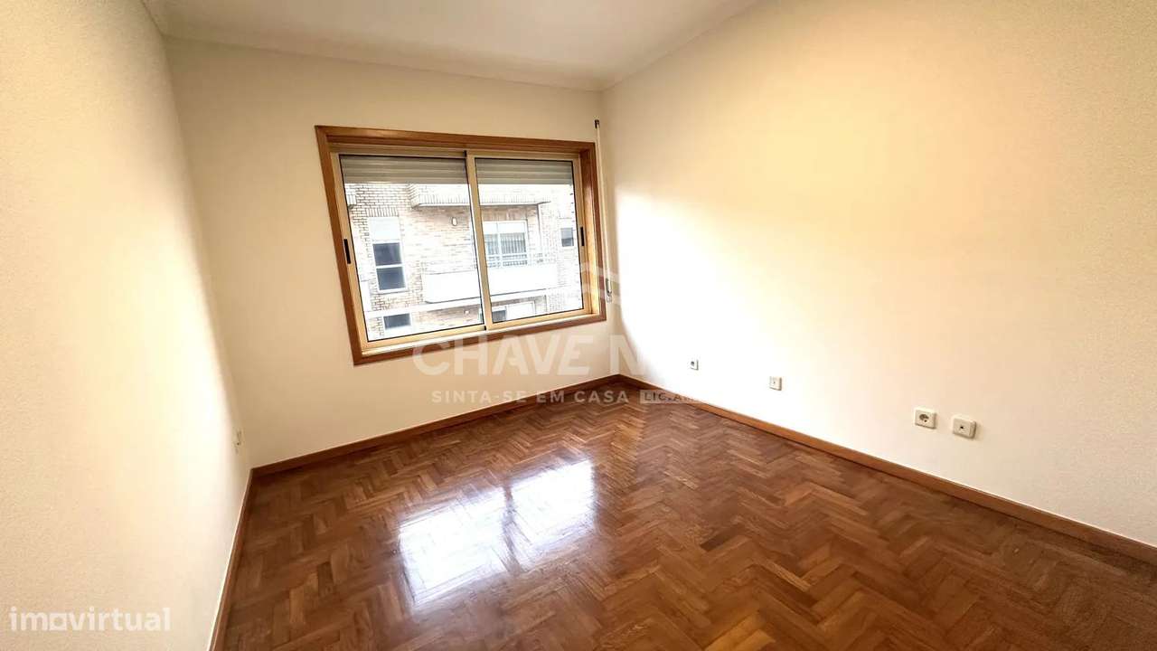 T2 c/ Varanda e Lugar de Garagem em Pedroso-10