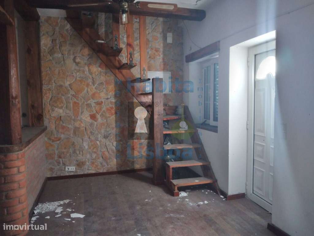 Moradia remodelada com terraço Junto à Baia do Seixal-21