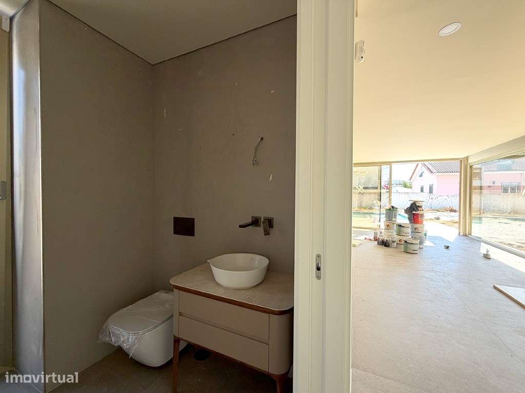 Exclusiva Moradia Isolada T4 com 3 Suítes, Piscina Privada e Garage...-19