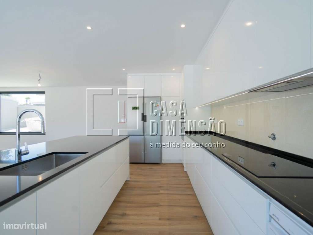 Moradia de Arquitectura Moderna de tipologia T3+1 em Oeiras com Pis...-18