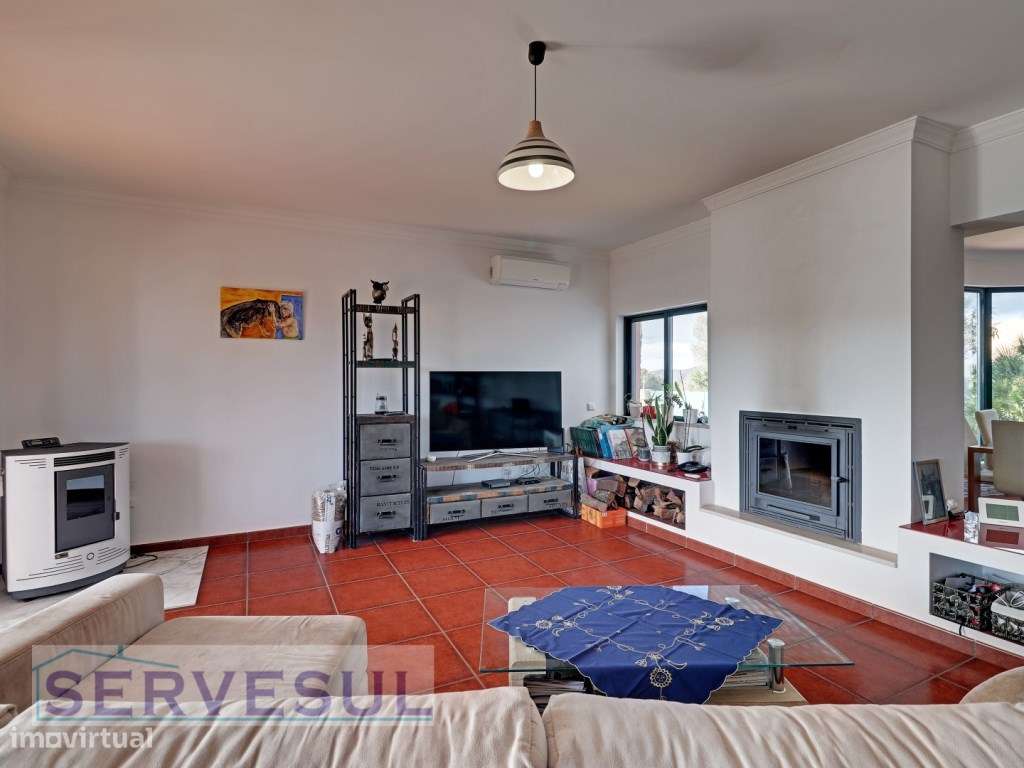 Charmosa Moradia de 2 pisos com 3 quartos espaçosos, garagem, pisci...-5