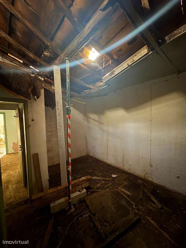 Moradia térrea para reconstrução com logradouro em Moita do Norte-11