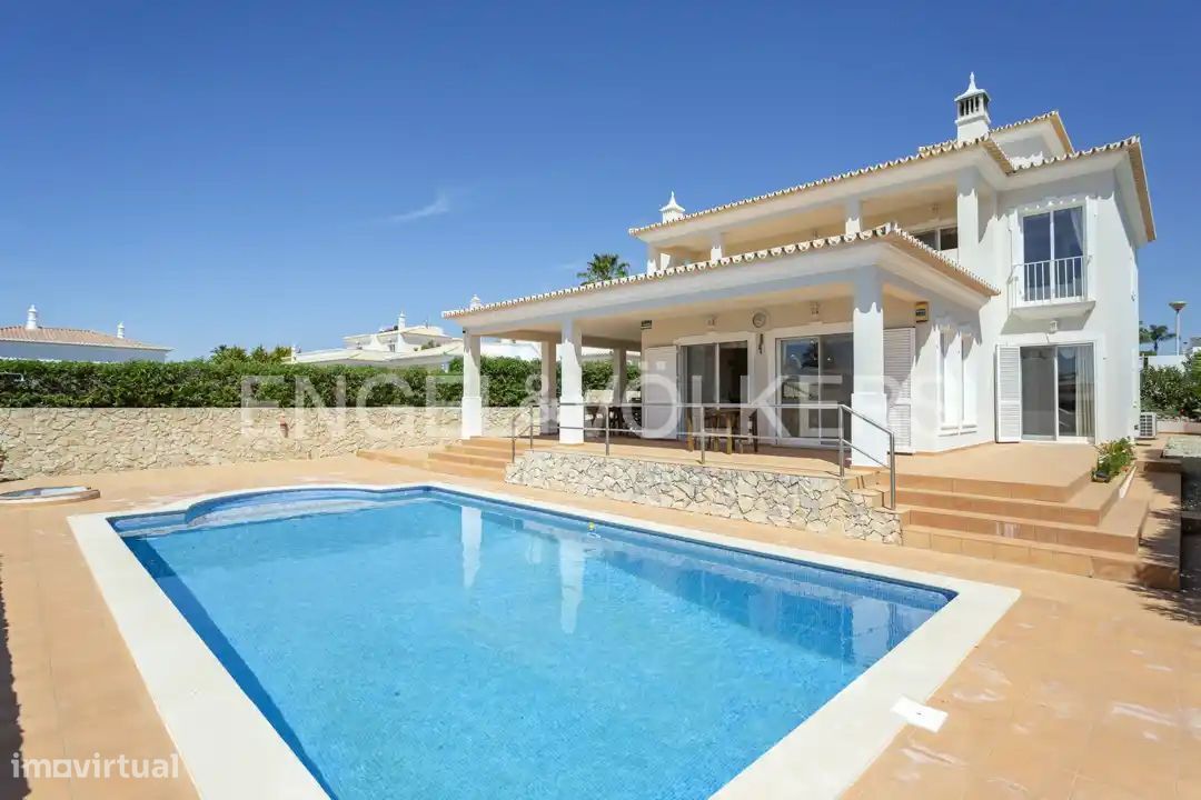 Moradia com piscina, vista mar e a pé da praia