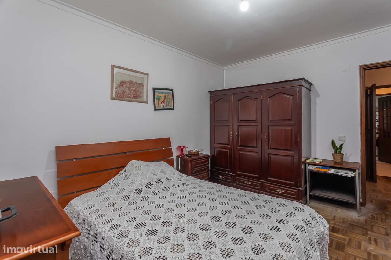 Excelente apartamento T2, situado na Tapada das Mercês-8