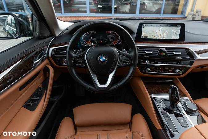 BMW Seria 5 530i Luxury Line sport - 29