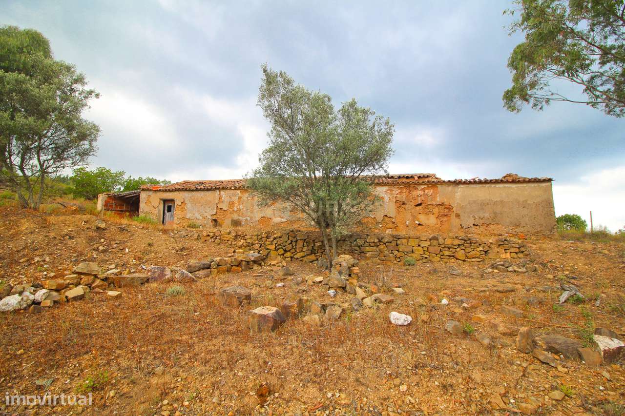 Ruína  T4 de 140 m2, inserida num terreno urbano amplo de 6732 m2, loc - Grande imagem: 4/16