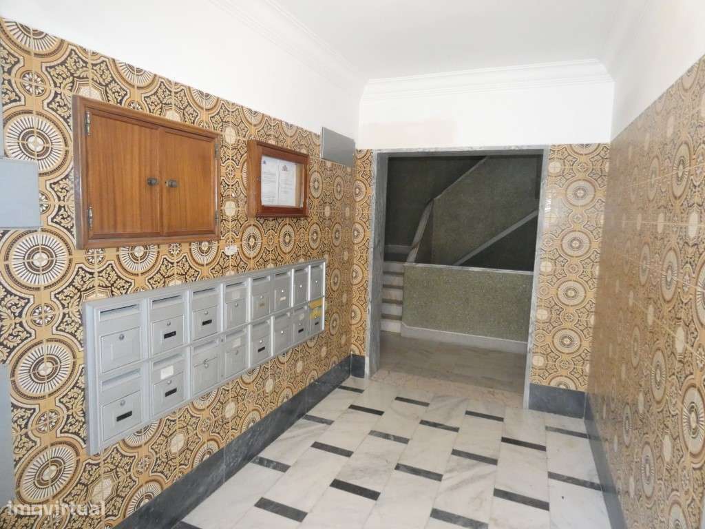 Apartamento T3 com boas áreas na Mina de Agua-Amadora-21