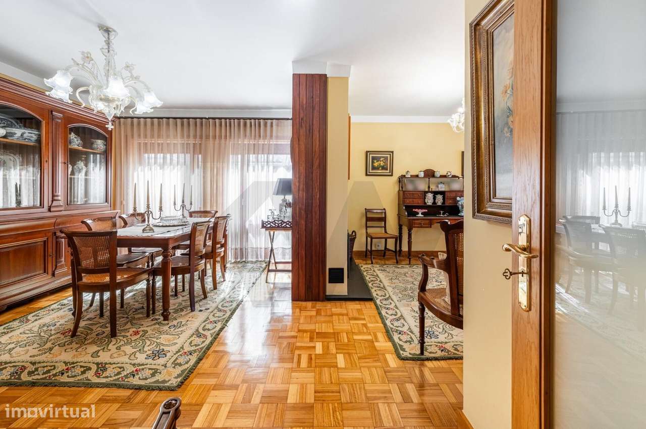 Moradia T3 no Centro da Maia –A 2 Min. do Metro Jardim, Garagem para 2-6