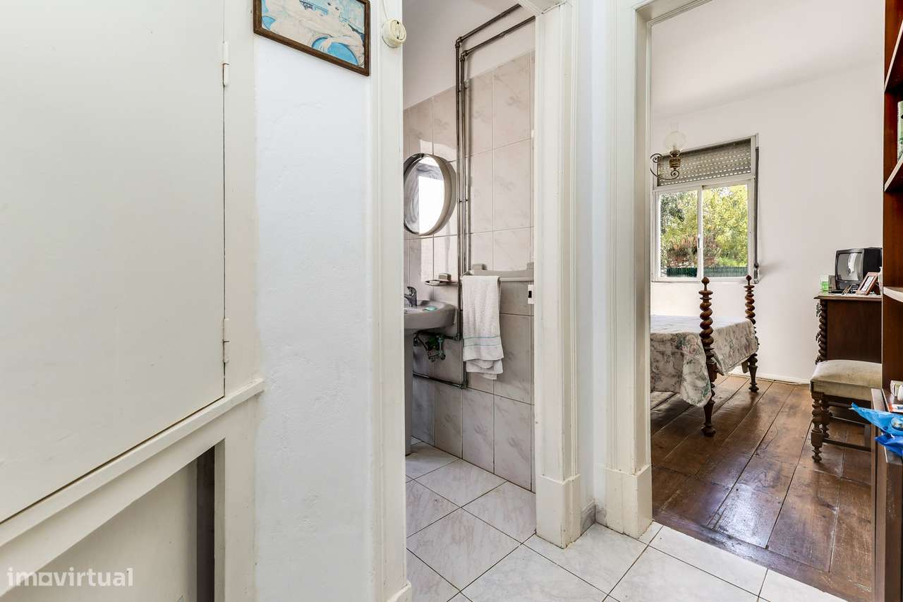 Andar de moradia T3 Para Renovar com Jardim e Localização Privilegiada-13