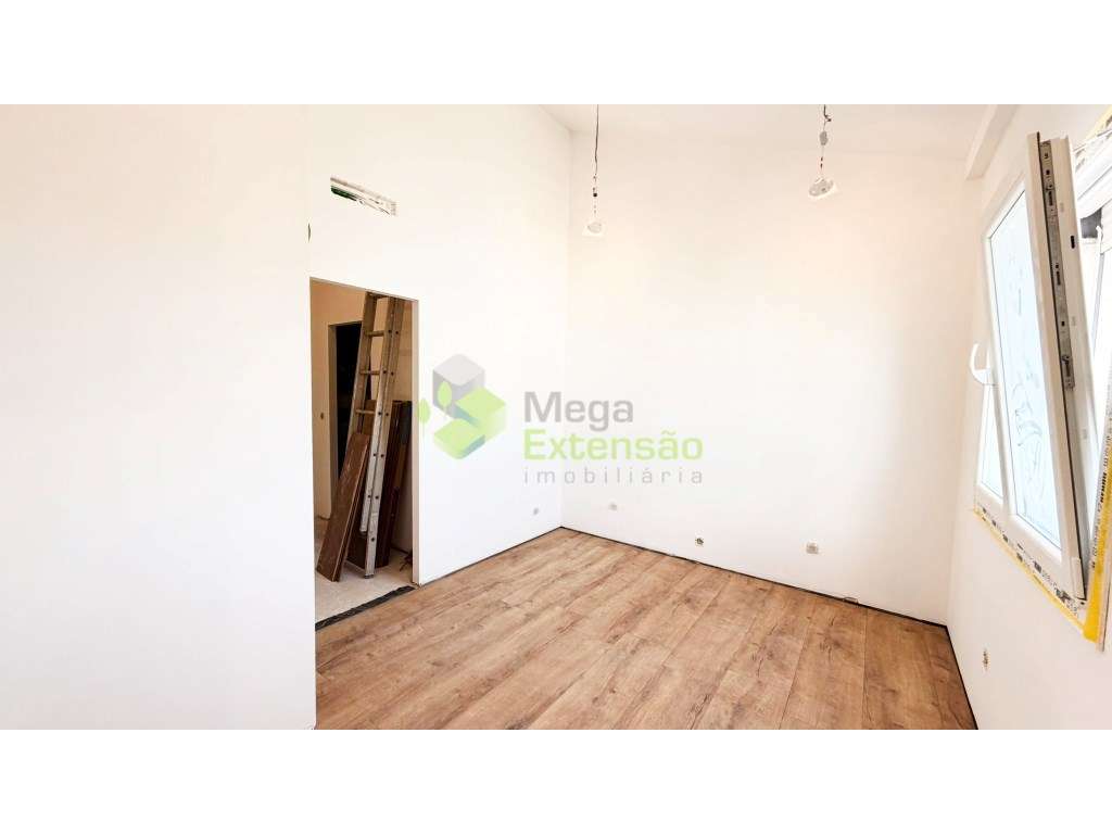 Moradia T2, Nova, com Dois Pisos, no Cadaval-21