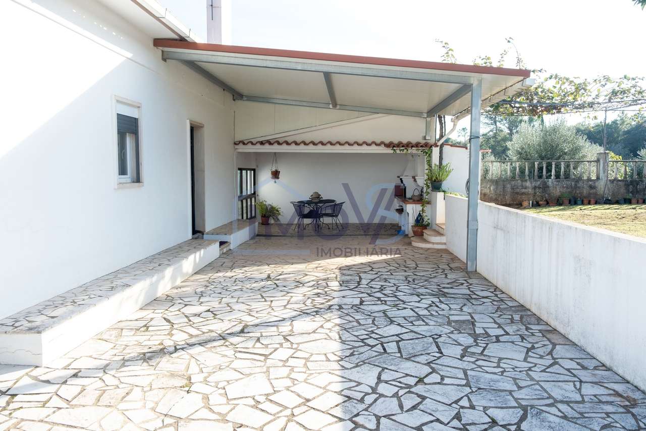 Propriedade com 2 Habitações, Anexo e Poço – Oportunidade Única em Fer-5