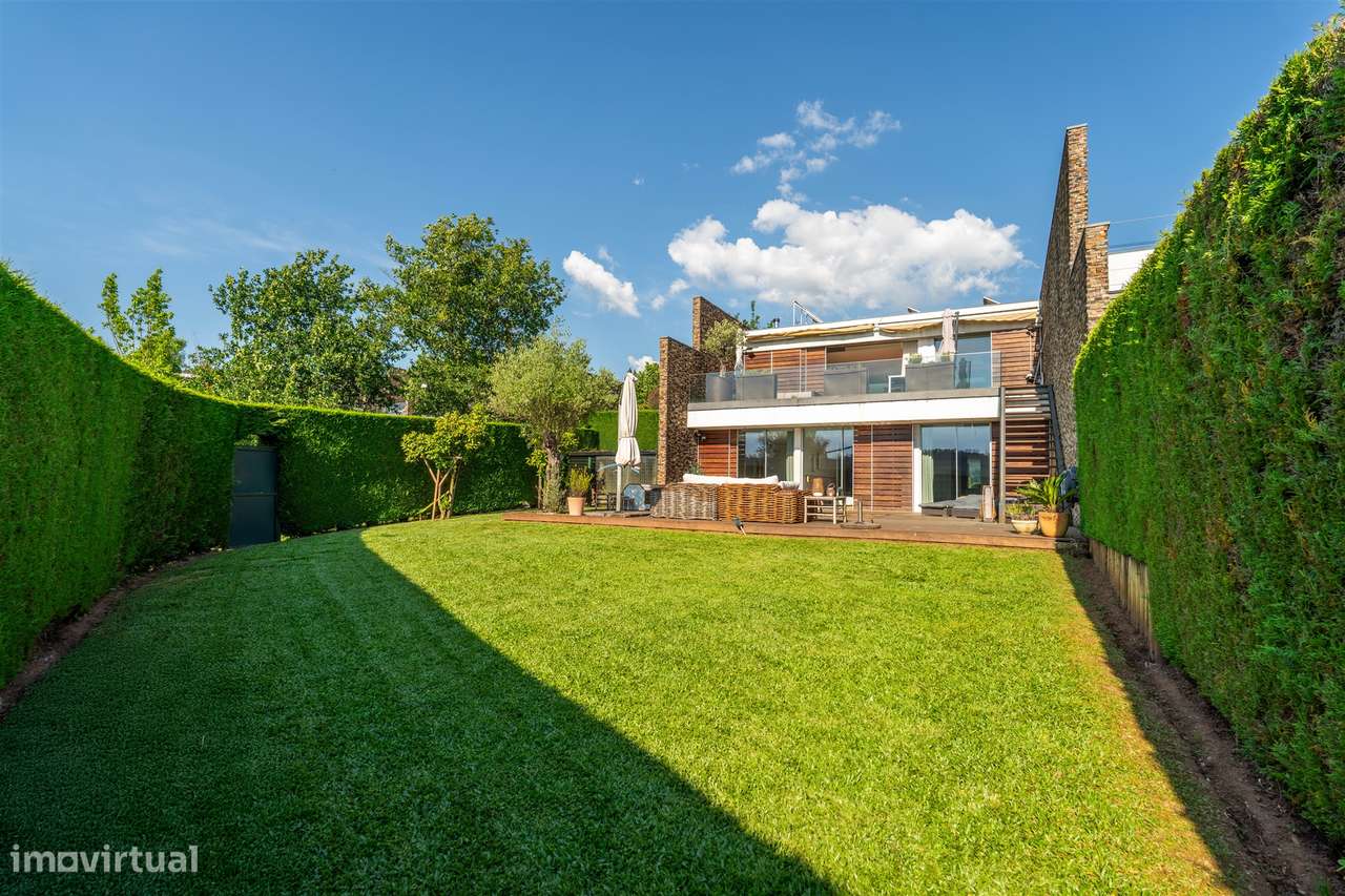 Moradia T4 com piscina, jardim e vista tranquila-36