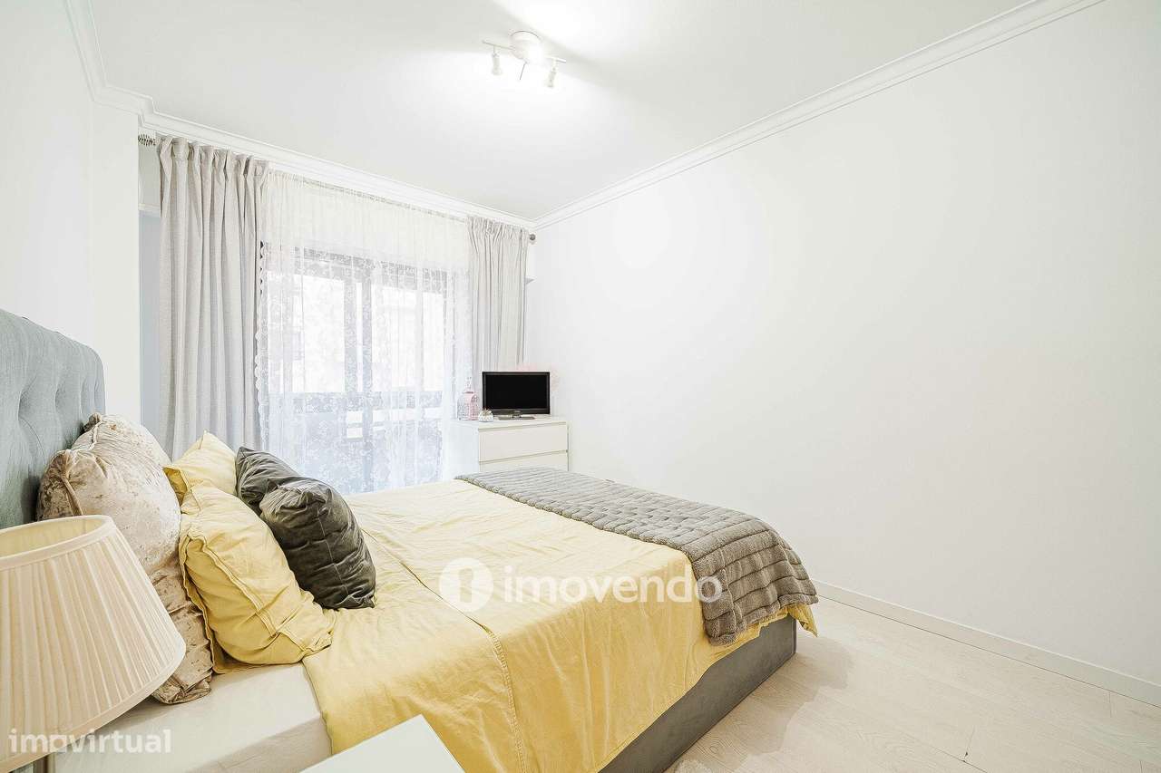 Apartamento T3, com estacionamento e arrecadação, na Ramada-19