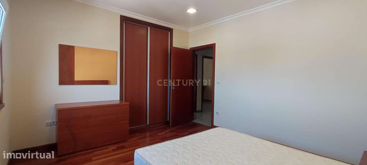 Apartamento T2 com Vista Panorâmica em Valença-17