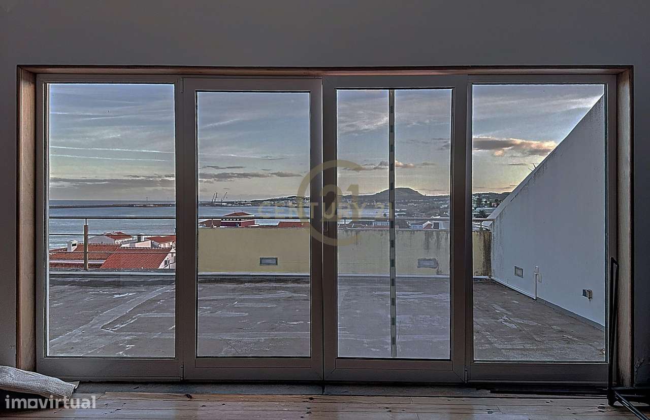 Moradia de Elevada Qualidade no Coração da Praia da Vitória – Vista Ba-12