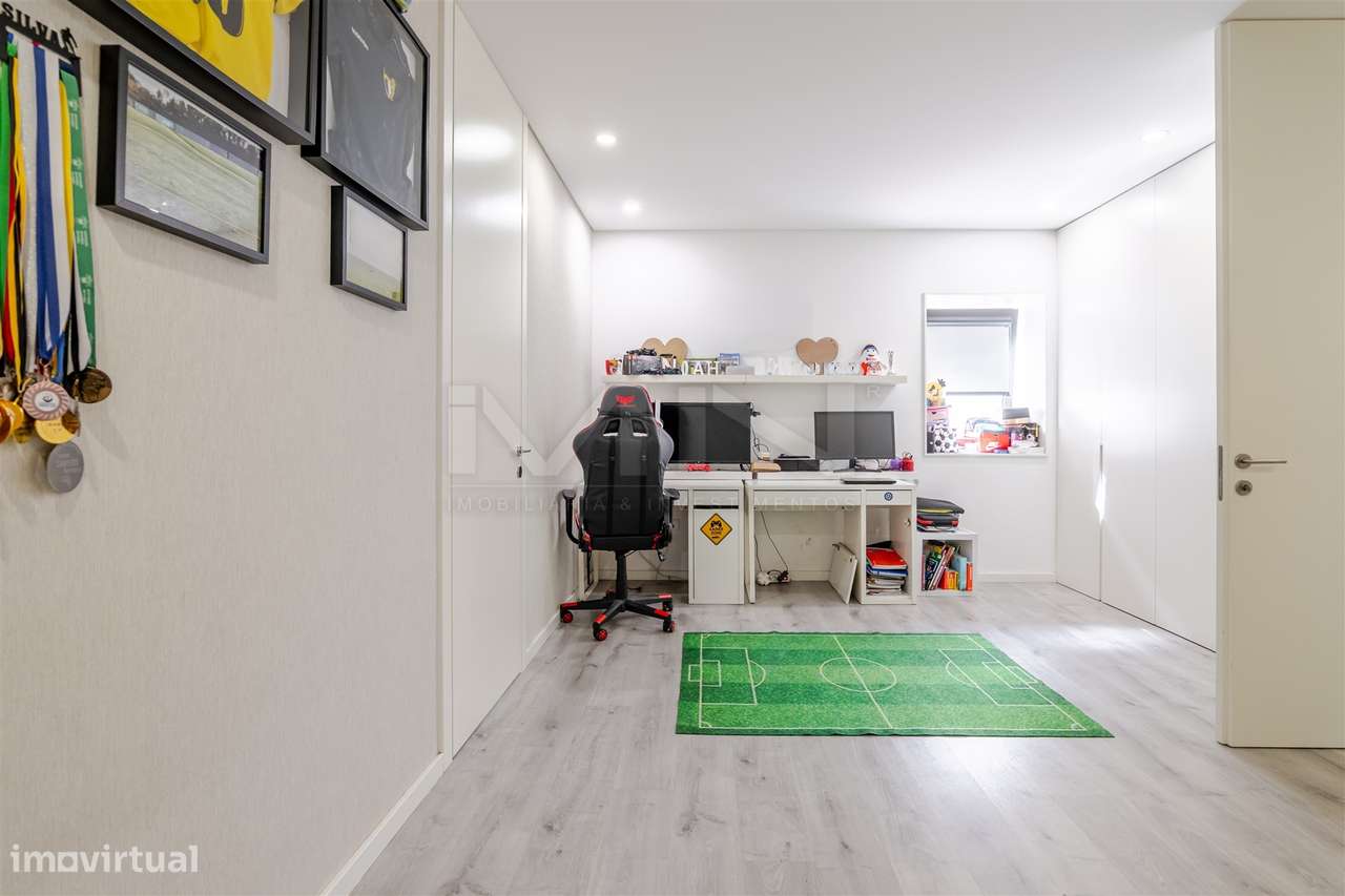 Moradia T4 de 4 Frentes: Elegância e Versatilidade a 2km do Freixo-20