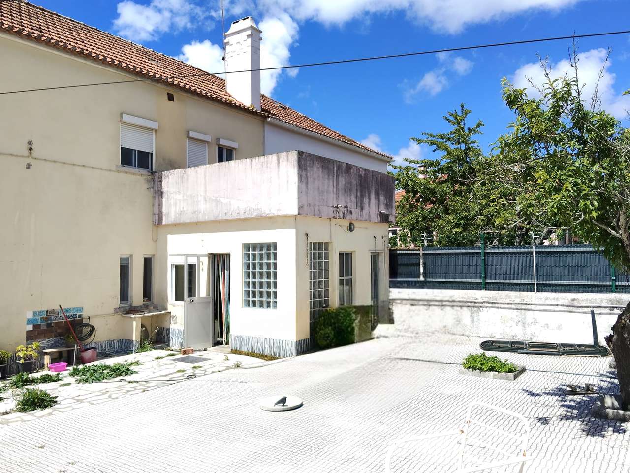 Moradia T4 Geminada com Excelente Espaço Exterior em Algueirão-7