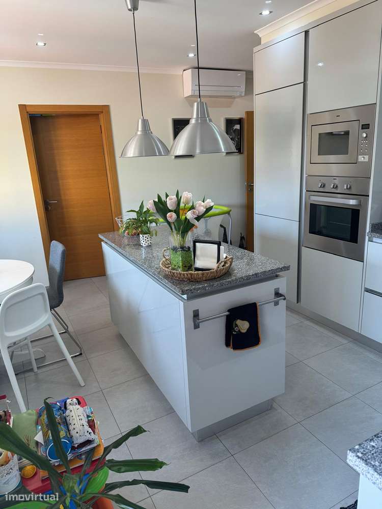 Apartamento T3 com 3 casas de banho e garagem-37