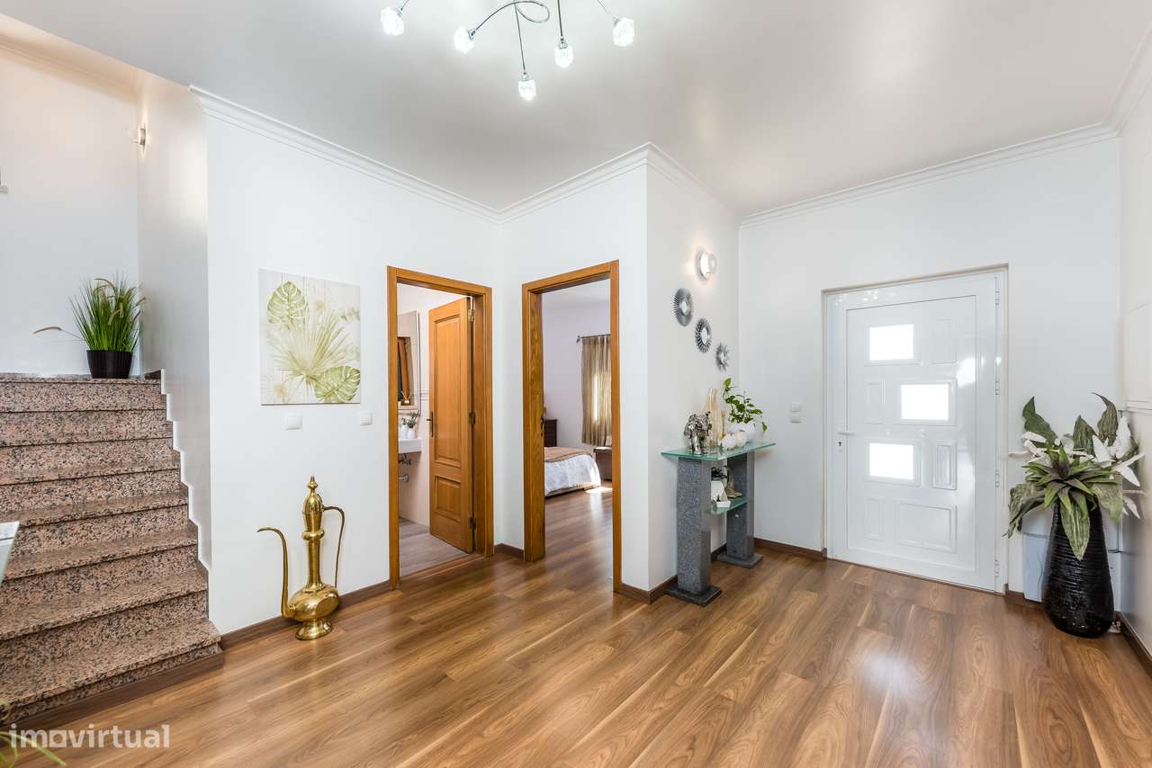 Moradia Isolada com 5 quartos| 2 Suite | Garagem e Sótão | 5m Metro-11