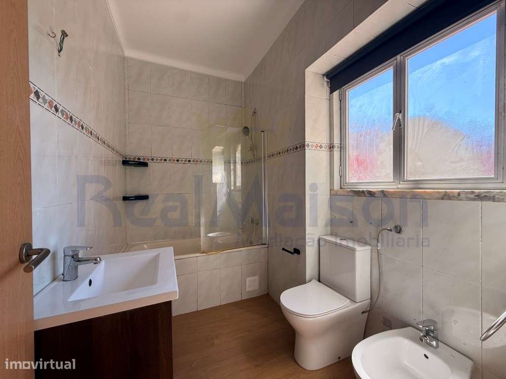 Vende-se T4 em Mem Martins - 500m da Estação-16