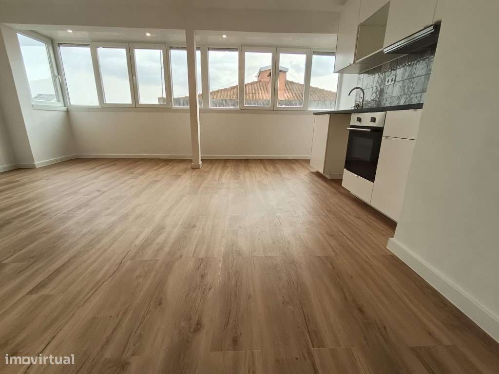 Apartamento T2 Renovado no centro de Camarate, Loures-2