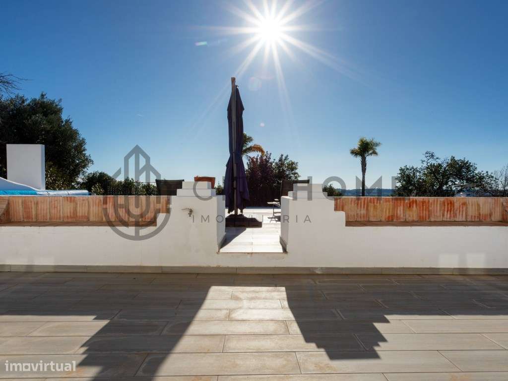 Moradia T4 com piscina infinita em terreno amplo em Silves-37