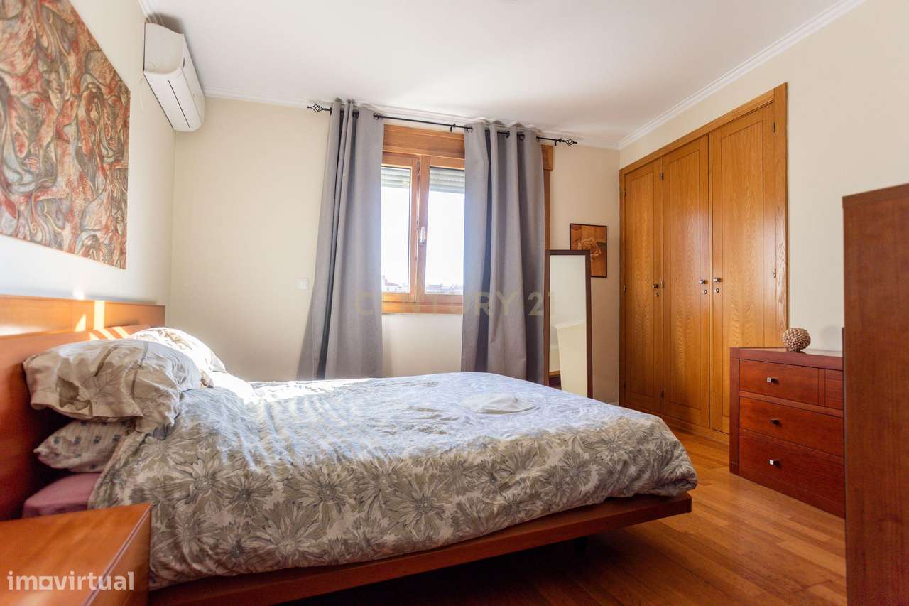 Apartamento T2 na Ribeirada com Garagem e Arrecadação-16