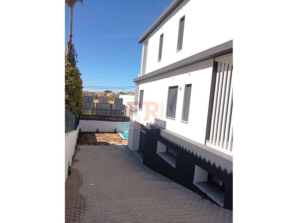 Moradia Pronta T4 com Garagem ,Ginásio e Piscina Sobreda-14