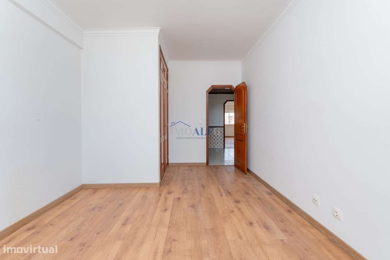 Apartamento T3 no centro de Vialonga com elevador-14
