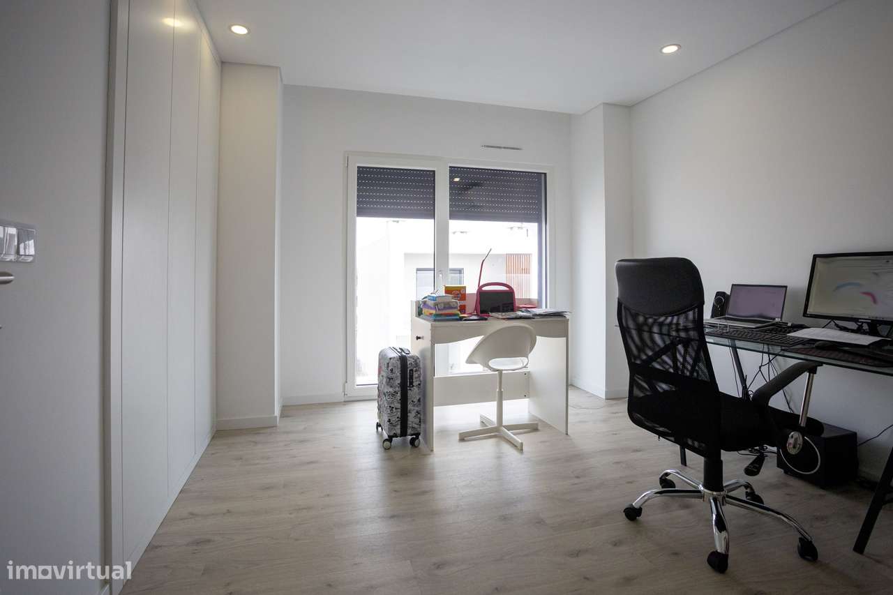 Moradia T4 Semi-Nova-25