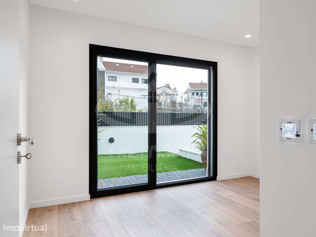 Moradia T4 com piscina e vista panorâmica em São João da Talha-9