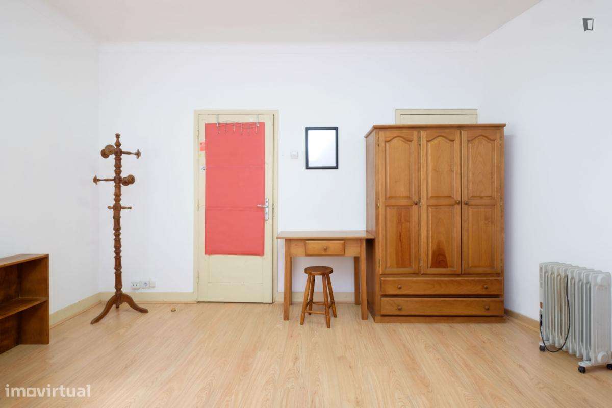 Quarto - localizado em Baixa Coimbra - Grande imagem: 4/7