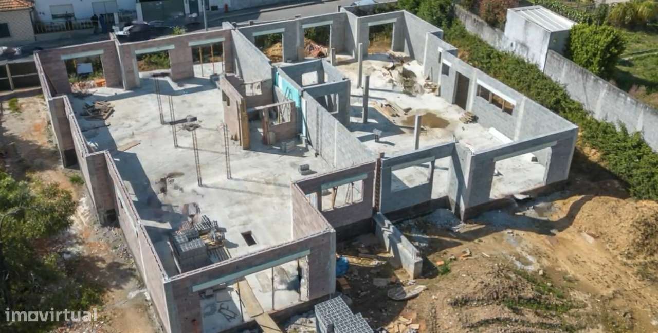 Moradia T4 com Piscina em Grijó – Espaço, Conforto e Privacidade-0