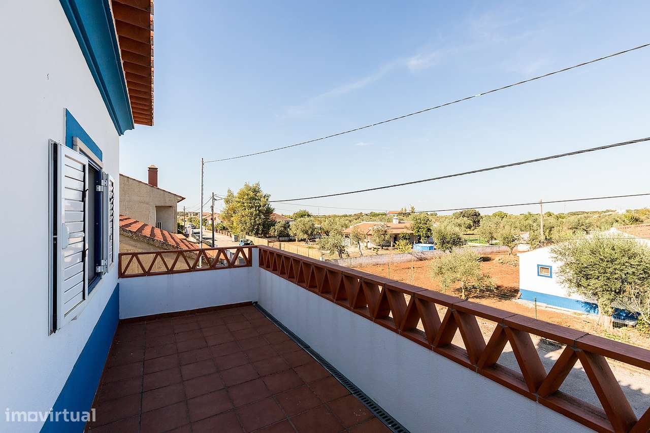 Moradia Isolada T4+2 com 245 m2 em Lote com 961 m2 na Aldeia de Nora,-28