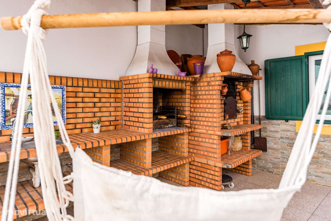 Moradia Isolada com 5 quartos| 2 Suite | Garagem e Sótão | 5m Metro-16