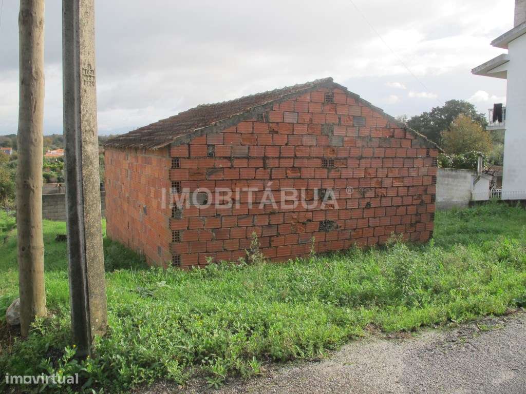 Terreno e telheiro situado na aldeia de Percelada. - Grande imagem: 5/7