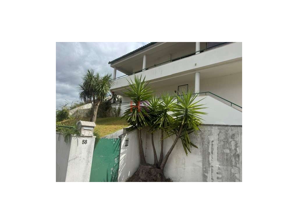 Vende-se Moradia Isolada M4+1 com garagem e jardim.-47