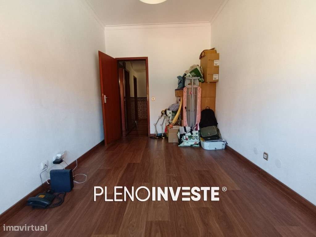 T2 com Excelente Potencial + Arrecadação de 40m2 em Corroios-18