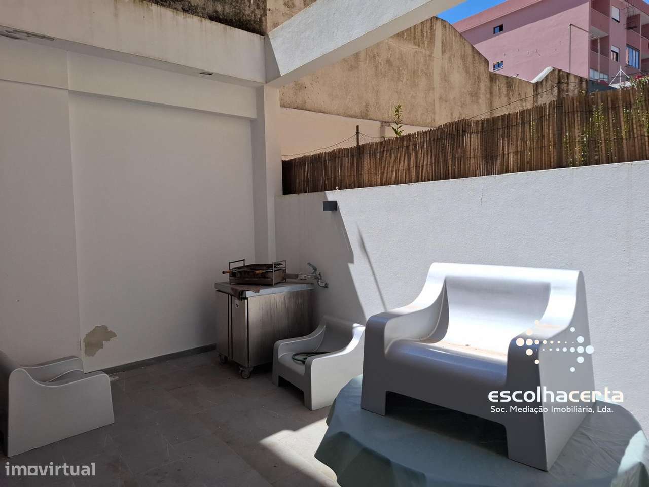 Apartamento T2 com Terraço Baixa de Setúbal-12