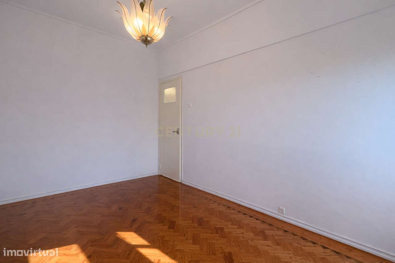 Apartamento T2 com Marquise e Excelente Potencial | Damaia de Cima – A-14