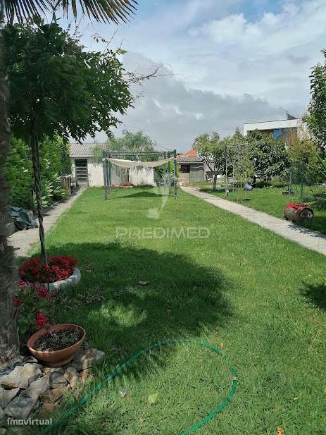 Moradia T5, com 3 pisos, terreno e anexos - Grande imagem: 3/36