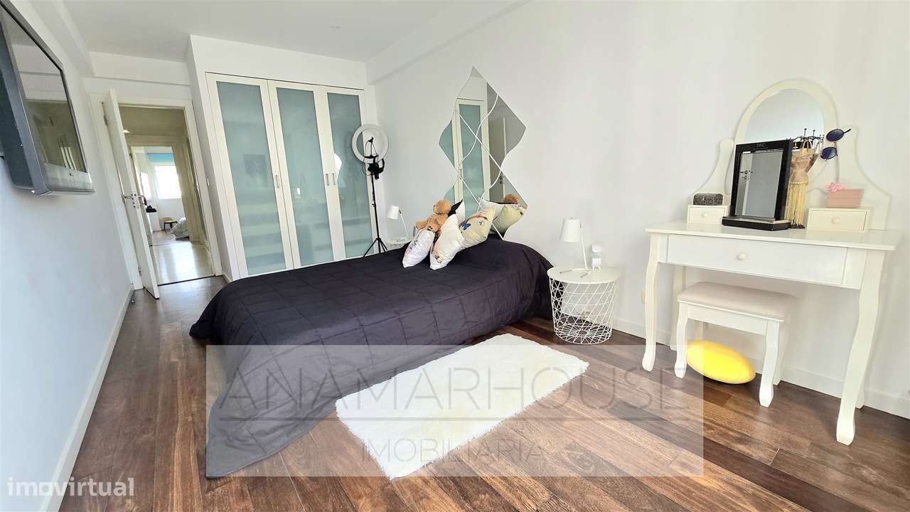 T2 Remodelado com Box para 2 Carros | Open Space 37m² | Vista Verde |-13