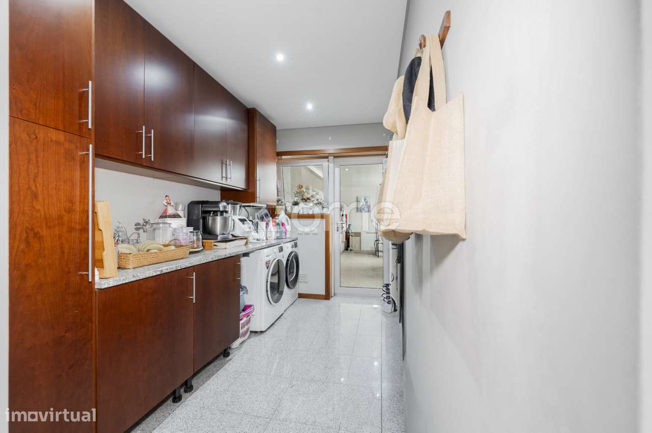 Moradia T5 com Piscina, 4 Suites e Garagem para 4 Carros em Esposende-32